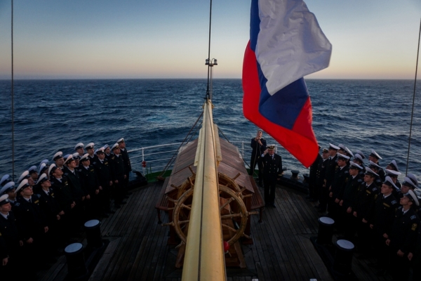 
			 На «Крузенштерне» отметили День государственного флага России		