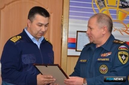 Камчатского капитана наградили за спасение рыбаков из КНДР