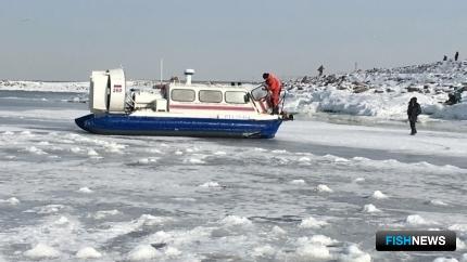 «Круиз» рыболовов на льдинах предотвратили спасатели