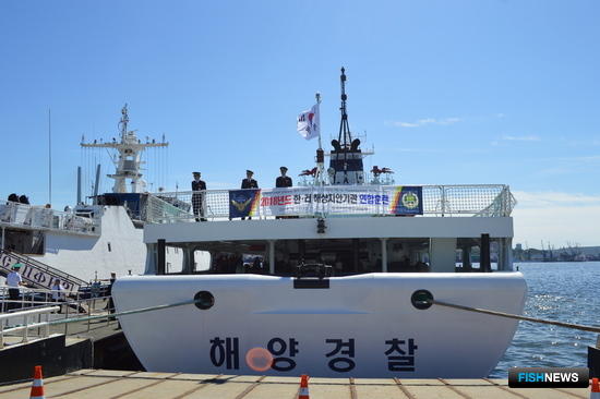 Корейскую морскую полицию встретили хлебом-солью