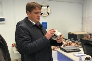 Руководитель Росрыболовства посетил социальный рыбный магазин в Мурманском рыбном порту
