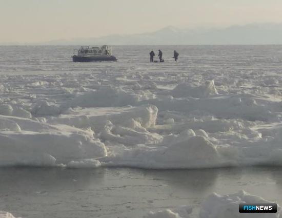 Магаданских рыбаков не пускал домой треснувший лед