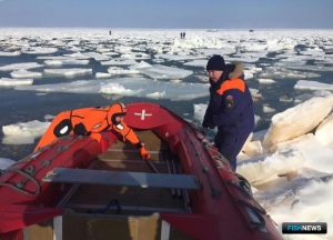 Рыболовы Сахалина устроили массовый заплыв на льдине