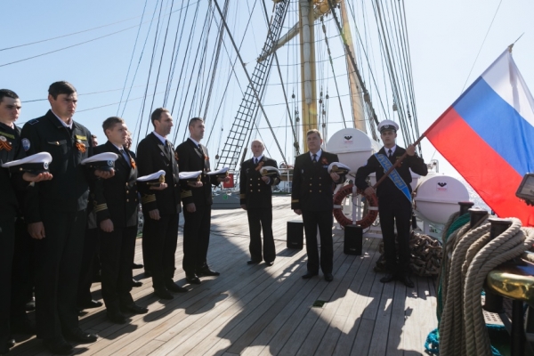 
			«Крузенштерн» почтил память моряков-балтийцев		