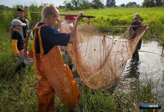 Астраханские школьники дают рыбной молоди новый шанс