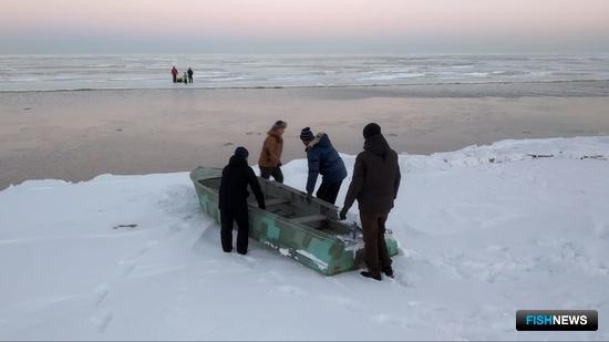«Ледовый заплыв» на Ханке остановили спасатели