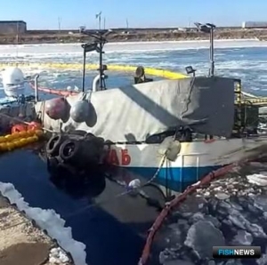 На месте затопления «Акванавта» собирают нефтепродукты На месте затопления «Акванавта» собирают нефтепродукты